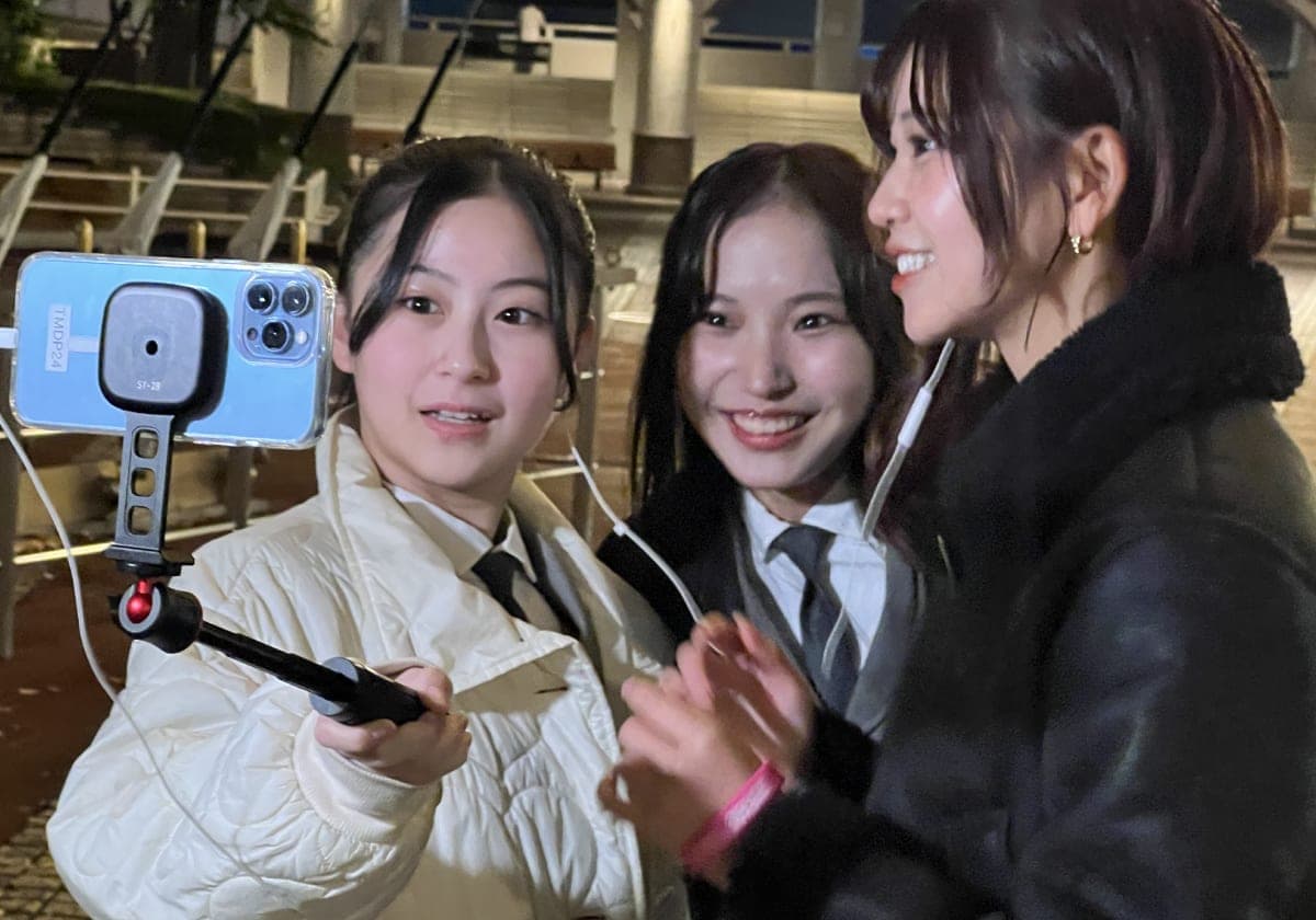 コンサート会場からの中継配信の模様