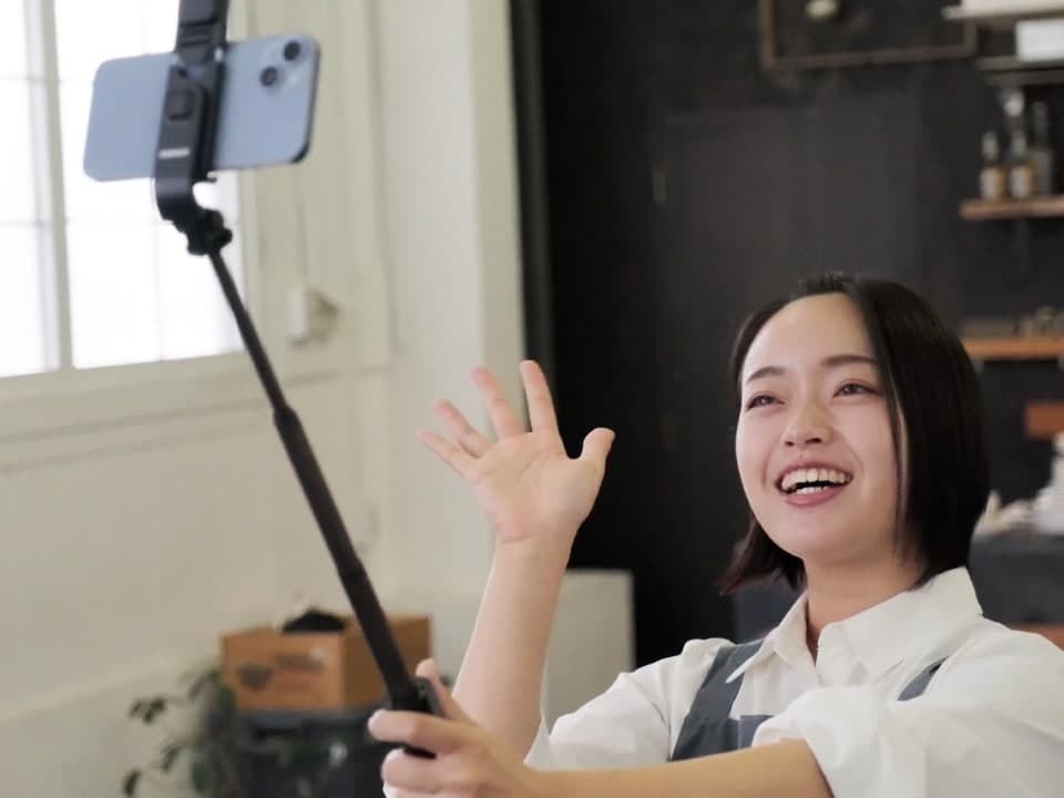スマートフォンからWRIDGEに映像を配信する女性